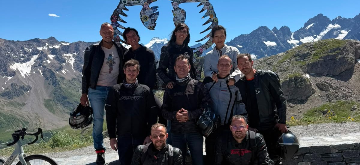 La meute au sommet du Col du Galibier